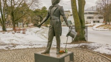 Вандалы осквернили памятник Пушкину в Риге - «Политика»