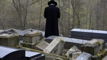 Во Франции осквернили еврейское кладбище, Макрон прибыл на место - «Новости Дня»