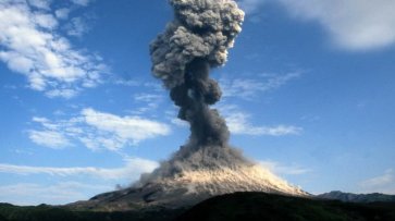 Вулкан Карымский на Камчатке выбросил столб пепла на высоту 2,5 километра - «Политика»