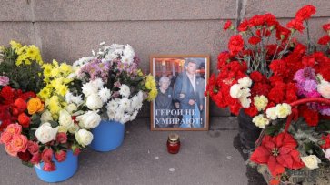 Жители Екатеринбурга несут цветы к памятнику Татищева и де Генина в память о гибели Бориса Немцова