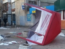 В Харькове вновь опрокинули агитационную палатку Порошенко - «Военное обозрение»