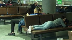 В московских аэропортах пассажирам снова разрешили лежать - «Экономика»