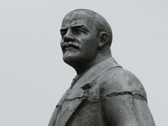 Антикоммунистический баннер появился на памятнике Ленина в Москве - «Экономика»