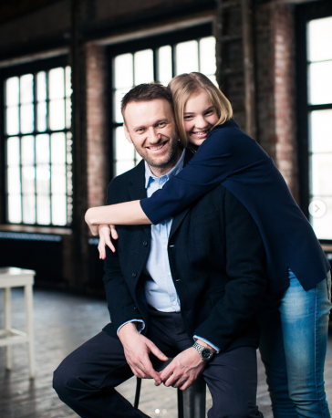 Биткоины не иссякают: Навальный с дочерью прилетели в Калифорнию - «Новости дня»