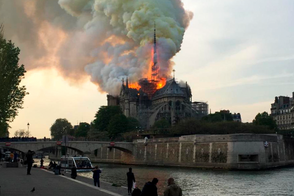 Горящий Нотр-Дам: Ватикан в шоке, Париж продолжает плакать и молиться - «Новости Дня»