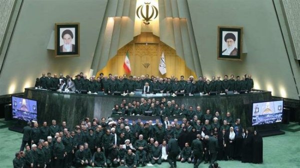 Иранские имамы надели форму КСИР в знак протеста против «глупца» Трампа - «Новости Дня»