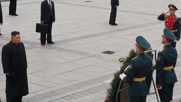 Ким Чен Ын возложил венок к мемориалу «Боевая слава» в столице Приморья - «Новости Дня»