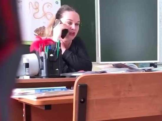 Матерившаяся на уроке томская учительница отделалась выговором
