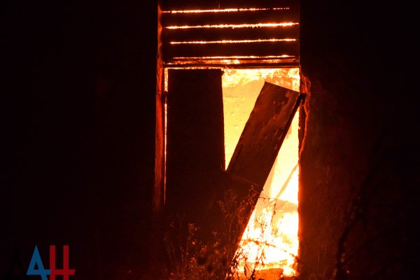 ? Силовики Киева обстреляли северную окраину Донецка, загорелся жилой дом — СЦКК