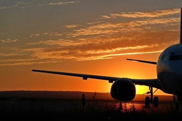 Boeing 767 c загоревшимся двигателем сел в аэропорту в ЮАР - «Политика»