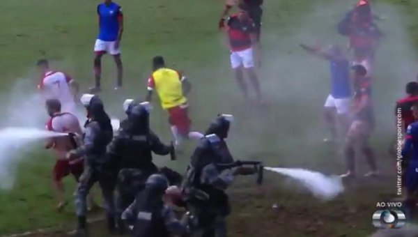 Бразильская полиция применила газ, чтобы остановить массовое побоище футболистов во время матча - «Новости дня»