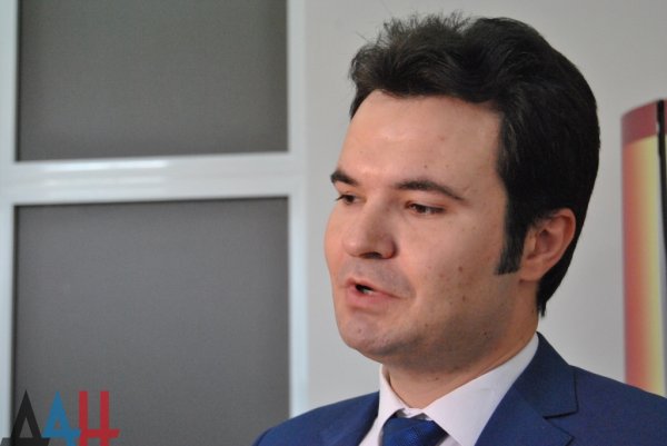 Директор Донецкой филармонии проголосовал на выборах в Молодежный Парламент ДНР