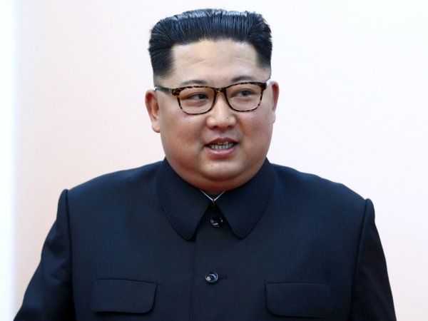 Долго ломавшись, Ким Чен Ын таки попробовал русский каравай. Видео - «Технологии»