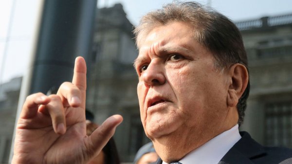 Экс-президент Перу попытался покончить с собой - «Политика»