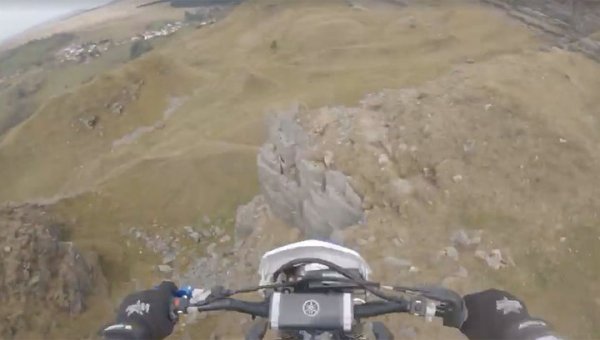Экстремал снял на видео свое падение на мотоцикле с 15-метровой скалы - «Новости дня»
