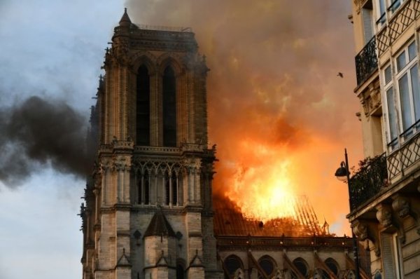 Фотография горящего собора в Париже вызвала споры в СМИ - «Происшествия»