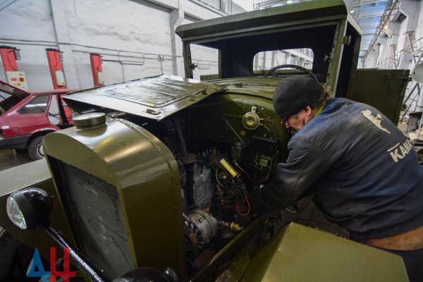 ФОТОРЕПОРТАЖ: Донецкий автоцентр подготовил к параду восемь «боевых» машин времен ВОВ