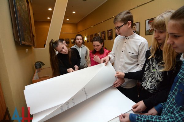 ФОТОРЕПОРТАЖ: Школьники Донецка оставили записи в «Книге Позора» для Петра Порошенко