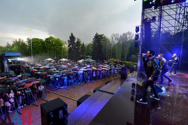 ФОТОРЕПОРТАЖ: Виктория Дайнеко и группа «Корни» дали концерт в донецком парке имени Щербакова