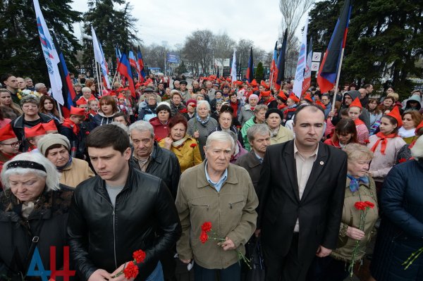ФОТОРЕПОРТАЖ: Жители ДНР почтили память узников фашистских концлагерей