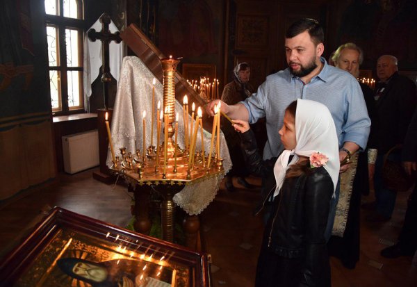 Глава ДНР посетил пасхальное богослужение в одном из старейших храмов Донбасса в Макеевке 