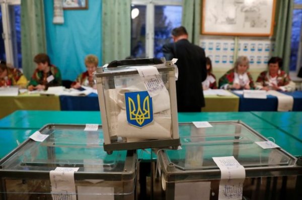 Избиратель на Украине попытался съесть бюллетень для голосования - «Политика»