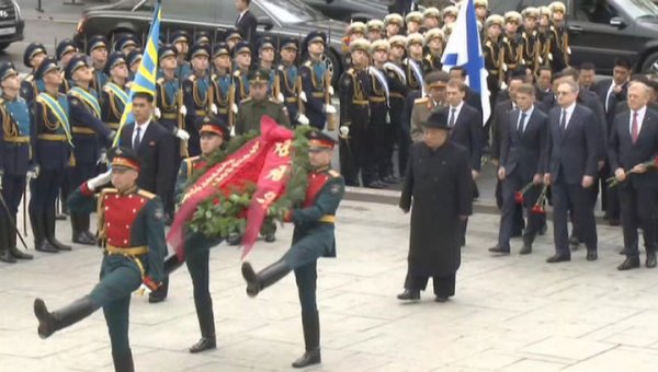 Ким Чен Ын возложил венок к мемориалу "Боевая слава Тихоокеанского флота" - «Новости дня»