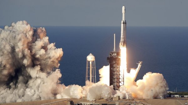 Компания SpaceX осуществила первый коммерческий запуск тяжелой ракеты-носителя - «Авто новости»