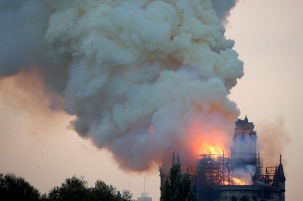 Конструкция Нотр-Дама, вероятно, спасена от полного разрушения – Reuters - «Политика»