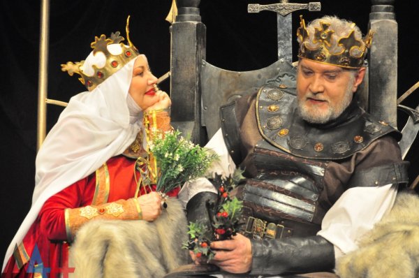 «Лев зимой»: Донецкая муздрама поставила историческую пьесу о борьбе за трон (ФОТО)