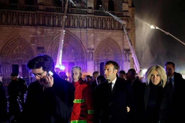 Макрон вошел в еще не потушенный собор Парижской Богоматери - «Политика»