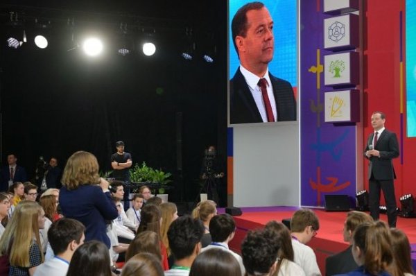 Медведев посоветовал руководителям не кричать на подчиненных - «Политика»