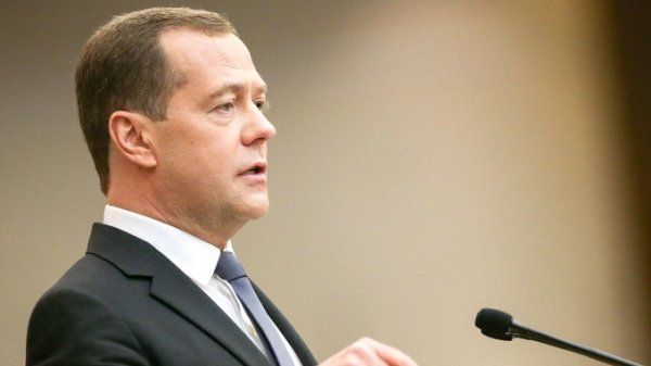 Медведев признал, что достойно жить на нынешнюю пенсию невозможно
