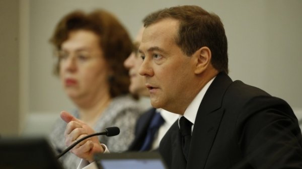 Медведев сообщил об отсутствии факторов для роста цен на бензин - «Новости Дня»
