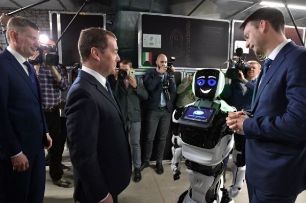 Медведев в Перми посмотрел «показательные выступления» роботов - «Происшествия»