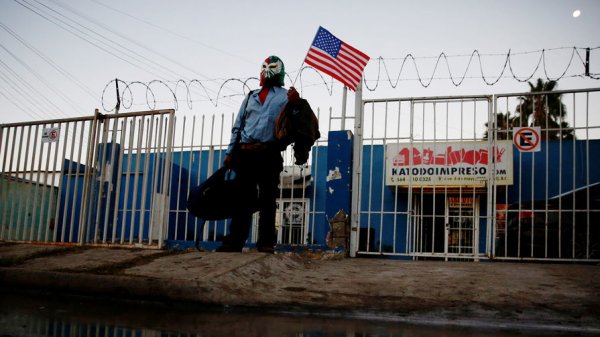 Мексика отказалась сдерживать караваны идущих в США мигрантов - «Новости Дня»