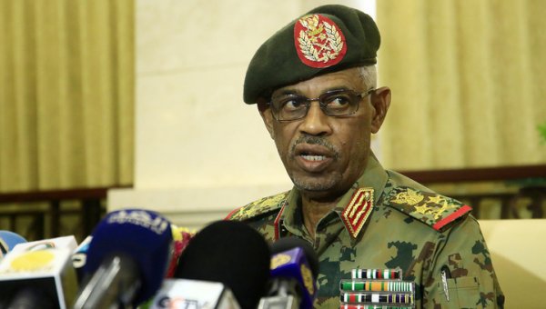 Министр обороны Судана дал присягу в качестве главы Военсовета страны - «Новости дня»