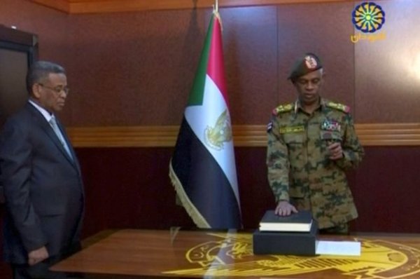 Министр обороны Судана принес присягу на посту главы военного совета - «Политика»