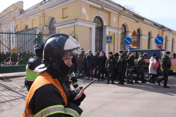 Момент взрыва в военной академии в Санкт-Петербурге попал на видео - «Политика»
