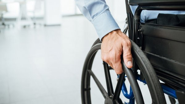 Мужчина напал на инвалида из-за замечания - «Новости Дня»