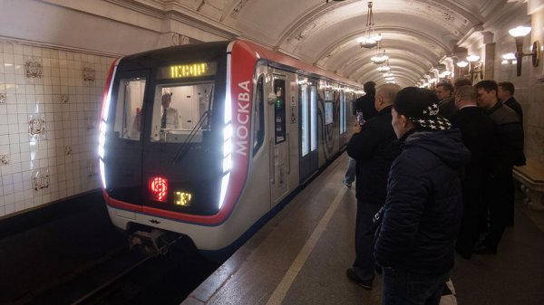 Мужчина размахивал горящим факелом в московском метро - «Новости Дня»