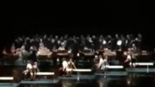 Мужской хор театра Станиславского упал на сцене, 20 человек пострадали - «Новости дня»