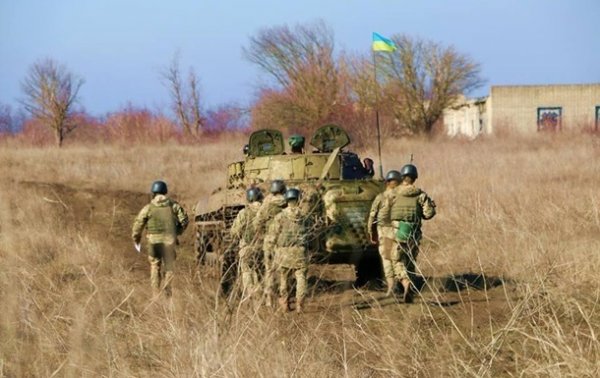 На Донбассе 10 обстрелов, ранены три бойца