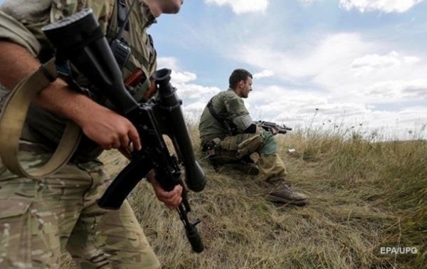 На Донбассе за сутки 10 обстрелов, ранен боец
