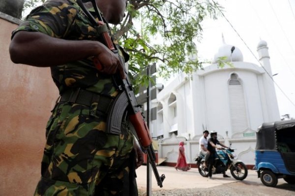 На Шри-Ланке тысячи военных охраняют мечети в день пятничной молитвы - «Происшествия»