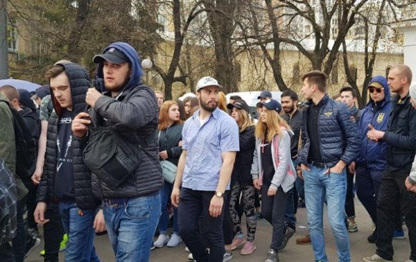 Нацкорпус в Киеве проводит акцию "Вдуй Свинарчукам"