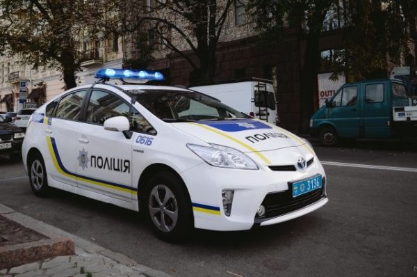 Неизвестный напал на сотрудников полиции в центре Киева - «Политика»
