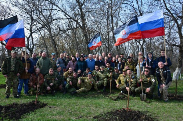 Общественники РФ и ДНР заложили в Снежном аллею в память о погибших защитниках Республики
