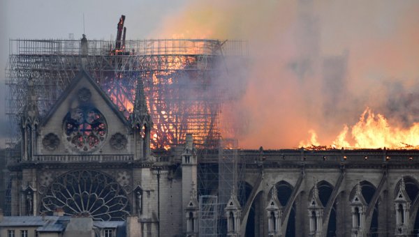 Огонь над Парижем: вслед за шпилем у Нотр-Дам-де-Пари обрушилась крыша - «Новости дня»