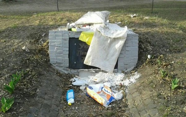 Памятник воинам УПА в Харькове забросали мусором